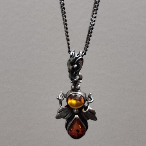 Vintage Baltic Amber Insect / Fly Pendant - Picture 4 of 16